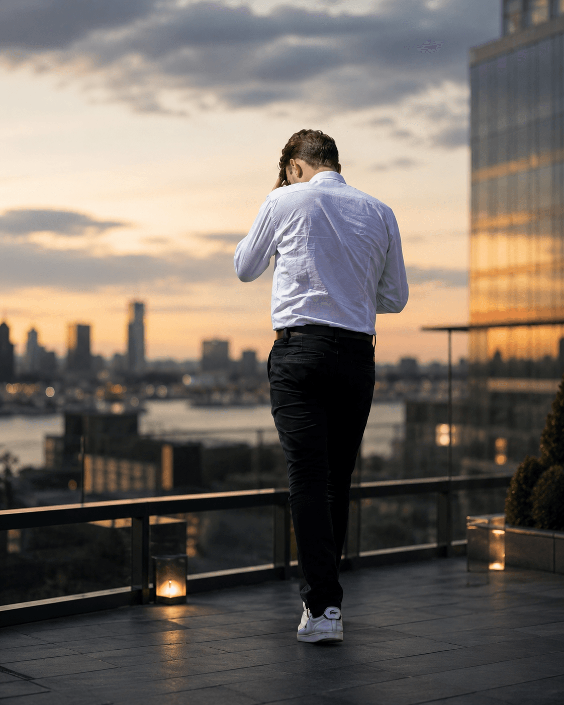 Vista editorial de rooftop ao entardecer — PKS Consultoria